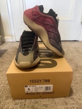adidas Yeezy 700 - FADCAR